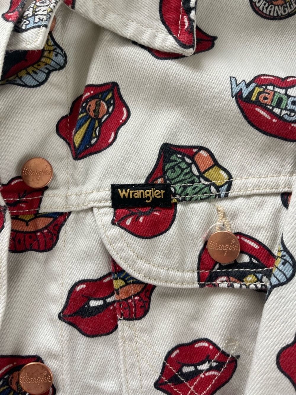 Wrangler White Denim Jacket with Red Lip Print - Picture 2 of 4